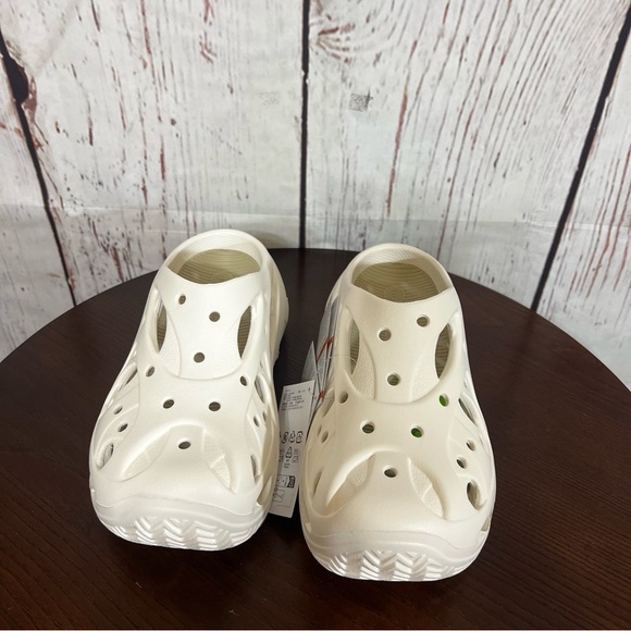 CROCS Cage Platform Clogs in white Size 8 NWT
